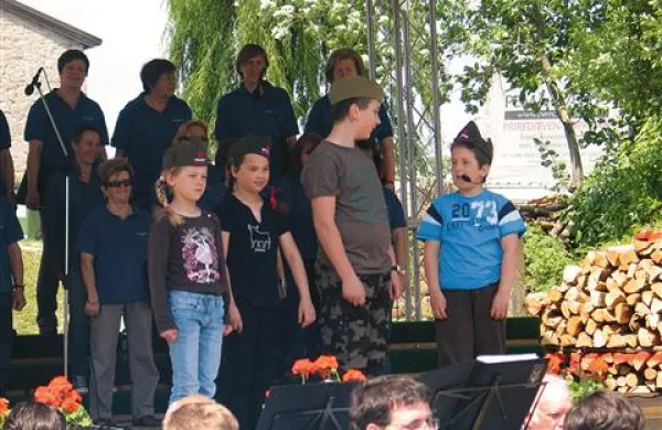  Praznik so s kulturnim programom popestrili Mešani pevski zbor Divača, Pihalni orkester Divača, recitatorja Tjaša Race in Rafael Vončina, bučen aplavz pa so prejeli tudi  tudi učenci podružnične šole Vreme pod vodstvom Jožice Ivančič