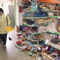 Zaradi udara je s polic zmetalo blago, po vsej trgovini pa so se razleteli drobni delci stekla