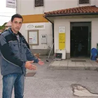Zdenko Simič kaže, kje je bil parkiran avto vlomilcev, ki ju je hotel  prositi, naj ga umakneta