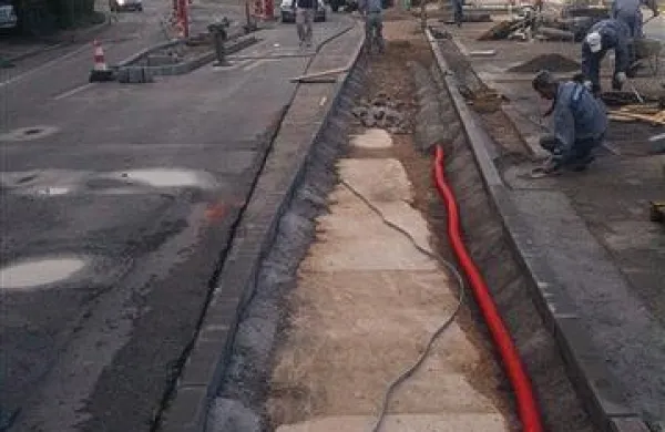 Občani, ki živijo na vhodu v Piran, so prepričani, da investitor na črno prestavlja hišico za plačilo parkirnine in preureja zapornice 