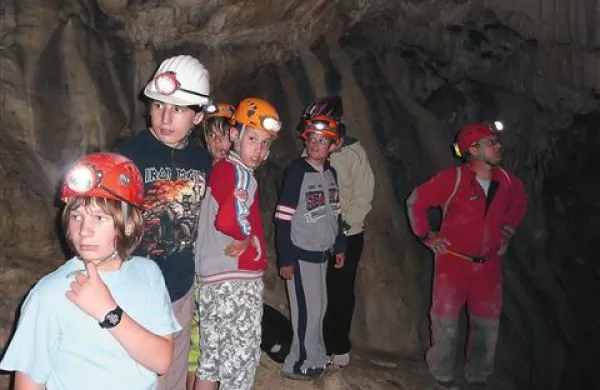 Jamarji le občasno peljejo skupine 200 metrov globoko v Dantejevo jamo 