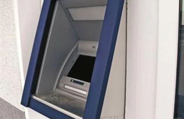 Dva zamaskirana moška sta danes ponoči poskušala razstreliti bankomat v trgovini v Senožečah.