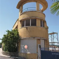 Kot je razbrati s fotografije, so se tokrat lotili tudi vhoda v nekdanji tovarniški kompleks. Ta je veljal za spomeniško zaščitenega, toda na zavodu za varstvo kulturne dediščine zagotavljajo, da so vsi zdajšnji posegi skladni z izdanimi  soglasji.   