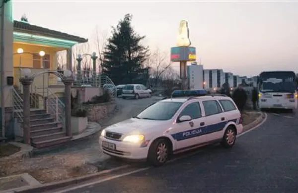 Zaradi domnevne zlorabe prostitucije v lokalu Faraon sta se včeraj na novogoriškem sodišču zagovarjala Igor Scwarz in Denis Bolčina