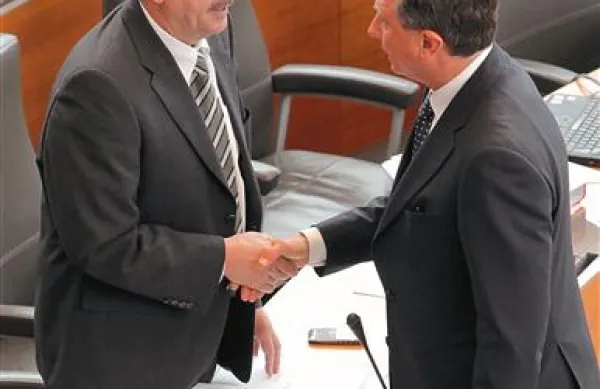  Poslanec SDS Jože Tanko od premierja Boruta Pahorja terjal jasen odgovor, koliko bi državo stala morebitna zavrnitev pokojninske reforme na referendumu