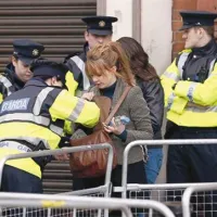 Na ulicah irske prestolnice patruljira več sto policistov. 