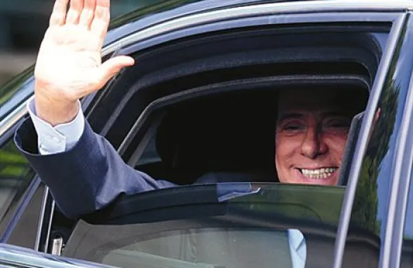 Desnosredinski tabor za poraz na lokalnih volitvah v Italiji krivi radoživega Berlusconija.  