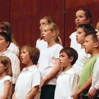 V Otroškem pevskem zboru Osnovne šole Pivka prepeva kar 17 dečkov, kar je zelo razveseljivo   