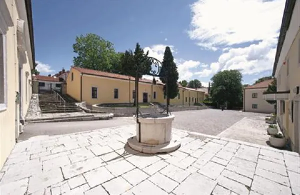 V obnovljenem objektu stare depandanse znotraj zgodovinskega stavbnega jedra Kobilarne Lipica bodo ob 19. uri odprli muzej lipicanca, poimenovan Lipikum.