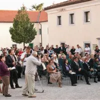 Muzej lipicanca so na otvoritveni slovesnosti na predvečer dneva kobilarne pozdravili številni gostje