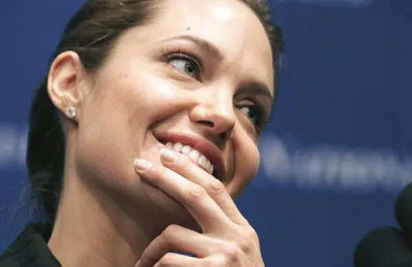 Režijski prvenec Angeline Jolie govori o ljubezenski zgodbi med Srbom in Bošnjakinjo v času vojne.