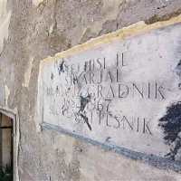 Enako kot hiša razpada tudi plošča, ki priča, da je v tej hiši živel Alojz Gradnik