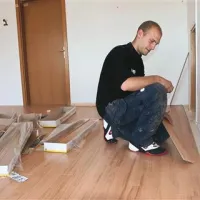 Na zravnan pod po pisarnah postavijo tudi laminatni parket