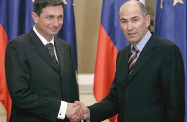 Predsednik vlade Borut Pahor in prvak SDS Janez Janša sta sev ponedeljek sestala brez medijskih žarometov. Njuno srečanje konkretnih  zaključkov ni prineslo.