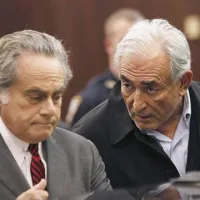 Strauss-Kahn z odvetnikom Benjaminom Brafmanom.