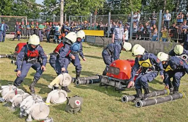 V gasilskih in športnih disciplinah se je v Komnu pomerilo kar 450 gasilcev s Krasa in iz Brkinov