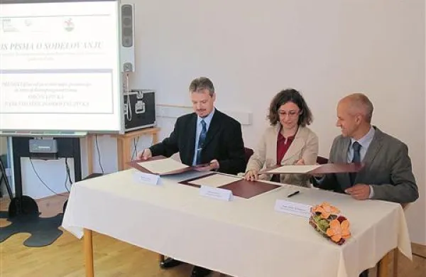 Pismo o razvoju in promociji dostopnega turizma so podpisali (z leve) Robert Smrdelj, Dolores Kores in Janko Boštjančič