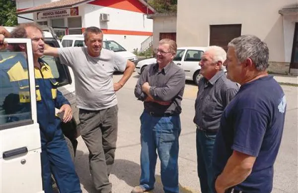 Nikolaj Kogoj, Vladimir Leban, Ivan Saksida, Alojz Kozem in Miran Cotič (z leve) edino rešitev vidijo v večjem odstrelu divjih prašičev  