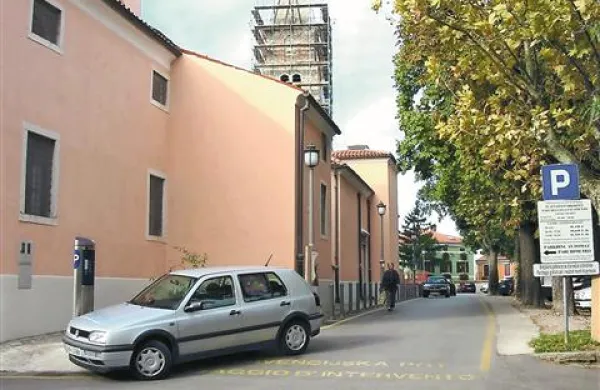 Za vnovično parkiranje ob izolski cerkvi