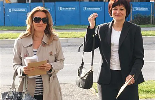 Sojenje ženi Borisa Popoviča Evi in njegovi sestri Lauri Ban se bo nadaljevalo 8. junija.