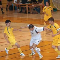 Druga tolminska finalna tekma je predstavila  lep futsal, v katerem so bili drugič uspešnejši puntarji. Z leve Benjamin Melink, Danijel Pantić, Igor Kragelj, v ozadju Andraž Gregorčič. 