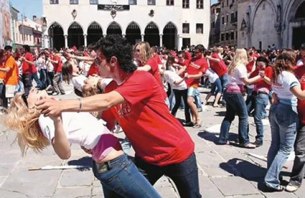 Opoldne bodo maturanti zaplesali tudi na Titovem trgu v Kopru.