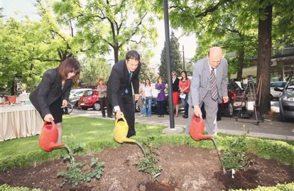 Vrtnice so tudi zalili in si zaželeli, da bi dobro uspevale