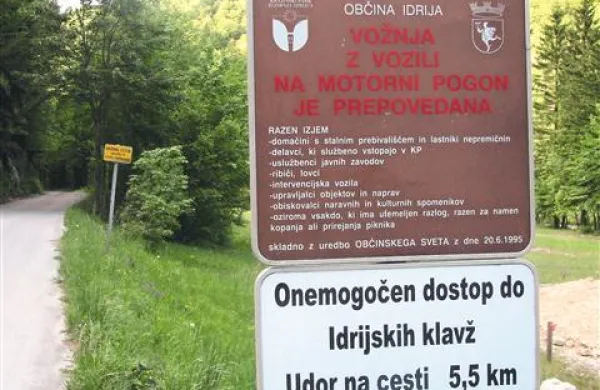 Skromno obvestilo o neprevoznosti ceste ne pove, da so klavže peš dostopne