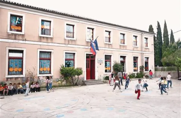 Starše skrbi, da zaradi dotrajanosti v podružnični šoli v Sv. Antonu  niso izpolnjeni zakonsko določeni pogoji za izvajanje vzgojno izobraževalnega dela   
