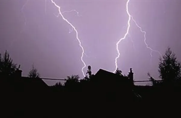  Neznanci so se očitno ustrašili strele, saj so iz vikenda v okolici Cerknega ukradli strelovod.