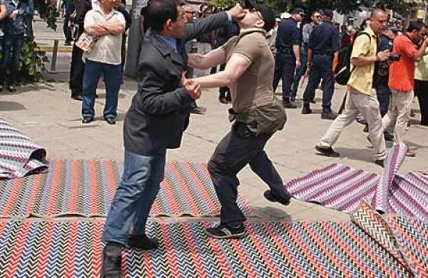 Med muslimani in pripadniki Atake je prišlo do pretepa.