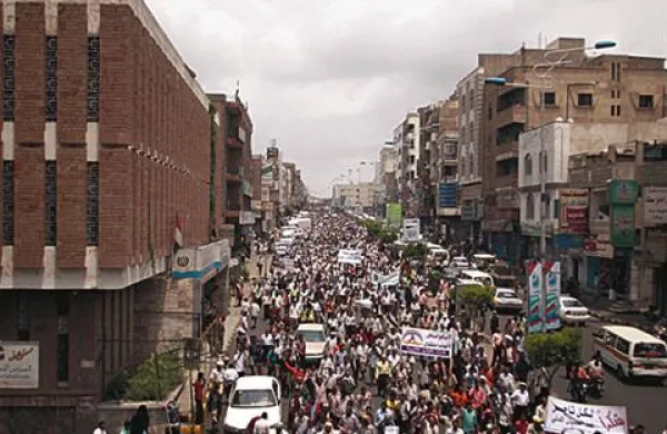 Prizor s protestov v mestu Taiz.