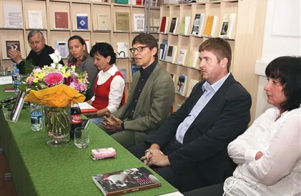 O tegobah naše družbe so spregovorili (z leve) Urban Vehovar, Katja Kolšek, Karmen Medica, Igor Pribac, Rok Svetlič in Vida Rožac Darovec.