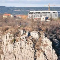 (ta slika je obdelana tudi v pokončnem formatu)“Vedno je mogoče najti konsenz, toda ne zgolj med nepremičninskim in nasprotnim interesom. Stvari je treba pogledati v kontekstu razvoja celovite kraške krajine,” meni Tatjana Rener o vprašanju pozidav Krasa.