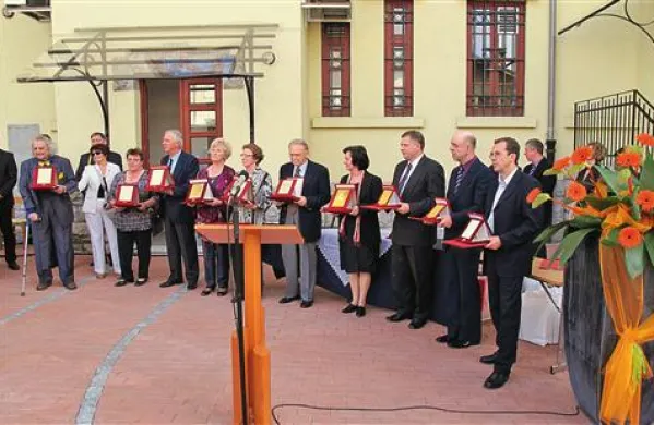 Na včerajšnji slovesnosti so v atriju novih prostorov Notranjskega muzeja podelili častne nazive in priznanja