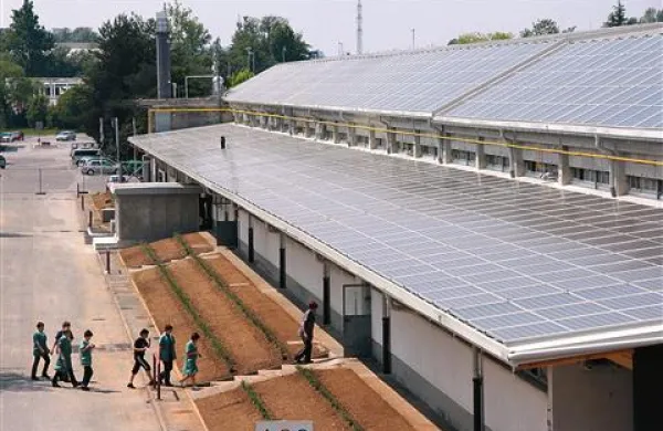Sončna elektrarna  na strehi Mebla Jogi, največja na Primroskem, je prva v obrtni coni Kromberk. Pridružila naj bi se ji še ena na strehi Mebla pohištvo. 