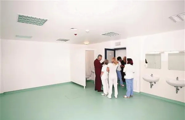 Tretjina zaposlenih se bo, ko bodo namestili nove omarice, poslej preoblačila v sodobnih prostorih