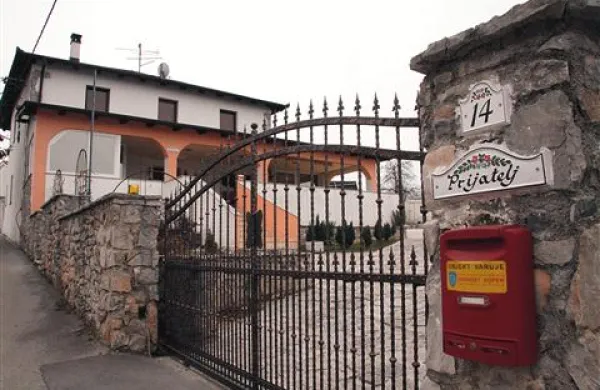 Družina Prijatelj od februarja ne sme prodati, darovati, prepisovati ali obremenjevati svoje hiše