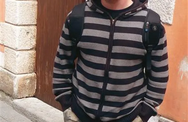 Žiga Dolher je tako rekoč zrasel ob računalniku. Pri štirih gleda očeta pri računalniku (in ga popravlja), pri enajstih postane  heker, pri osemnajstih sestavi svoj prvi računalniški  program, pri petindvajsetih ima za seboj že gospodarsko krizo in reševanje svojega  podjetja. 