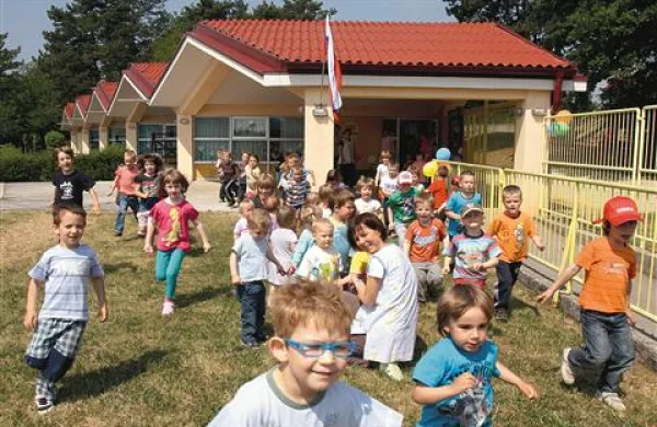 Za dobro počutje otrok je poleg vzgojiteljic zaslužna tudi prijetna okolica vrtca