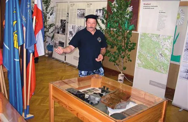 Predsednik društva za ohranjanje zgodovinskih vrednot 18. maj Milan Zadnik na razstavi Brkini v plamenih