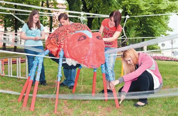 V vaški skupnosti Kobjeglava-Tupelče so se Mlade face lotile avtobusne čakalnice