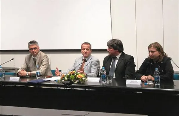 Vrhovni revizor Samo Jereb, Igor Šoltes, sežanski župan Davorin Terčon in vrhovna revizorka Mojca Planinšek so predstavili rezultate posveta