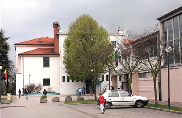 Denar za projekte obnove šole v Mirnu je, opozicija  pa županu očita, da  o velikih projektih nikoli ni razprave v občinskem svetu   
