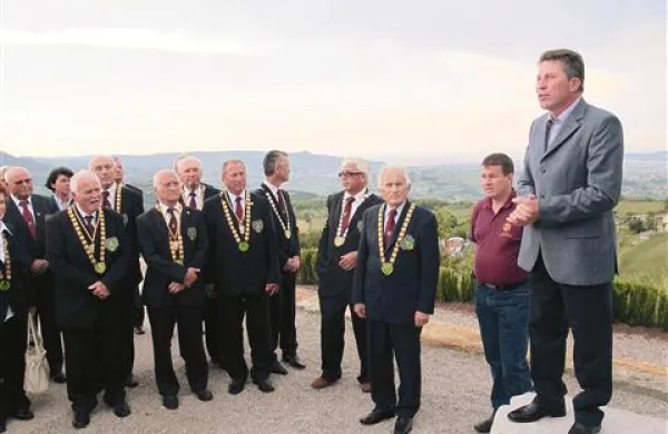 Vilij Bržan (desno) je pred spomenikom v Marezigah vinskim vitezom predstavil vas, njeno zgodovino in praznik refoška