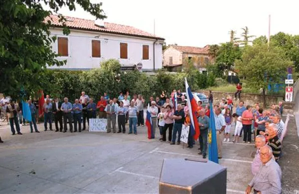 Domačini na petkovem protestnem srečanju  