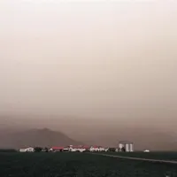 Islandska kmetija, ki jo je zajel vulkanski pepel.