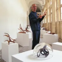 Skulpture so razstavljene v križnem hodniku samostana - muzeja.