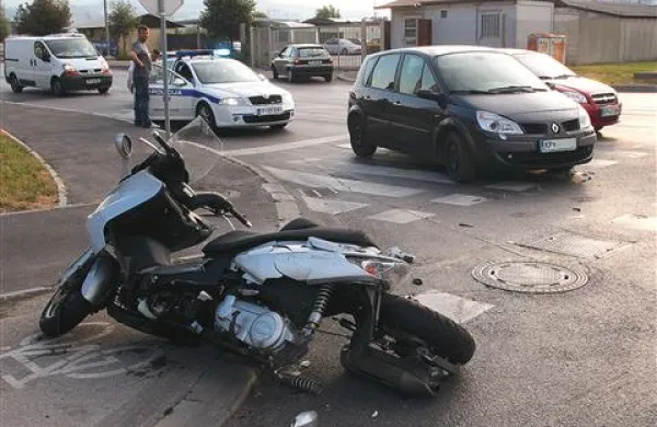 Motorista iz Milj je po trčenju z avtomobilom odbilo v drug avtomobil (v ospredju), na srečo pa ni utrpel hujših poškodb