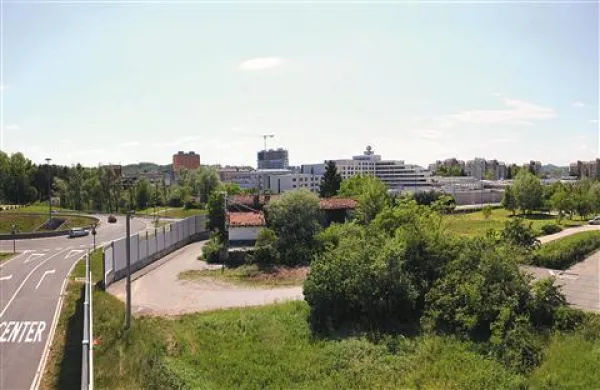 Sklad bi  z zasebnim partnerjem  gradil blok s 35 stanovanji ob krožišču na Vojkovi